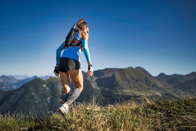 Sportieve vrouw tijdens een ulta trail in de bergen