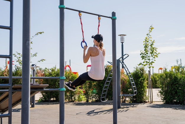 Sportieve vrouw trainen op het sportveld in zonnige zomerdag