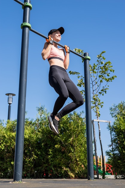 Sportieve vrouw trainen op het sportveld in zonnige zomerdag