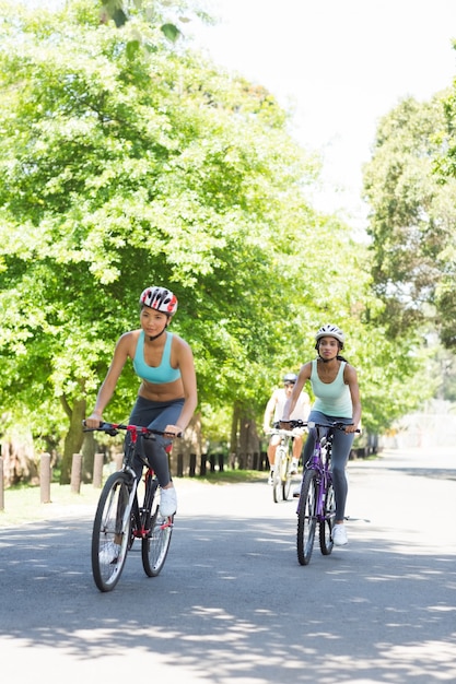 Sportieve vrouwen die fietsen berijden