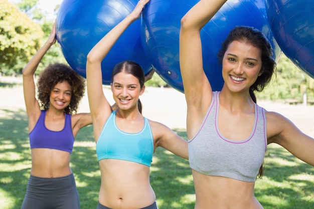 Sportieve vrouwen die met geschiktheidsballen uitoefenen