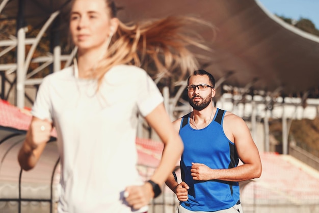 でスポーティなブロンドの長い髪の女性