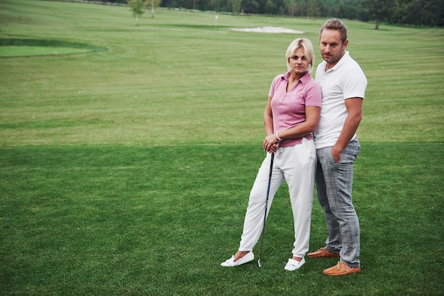 ゴルフコースの陽気なカップル