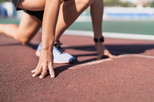 Posa sportiva del corridore alla maratona