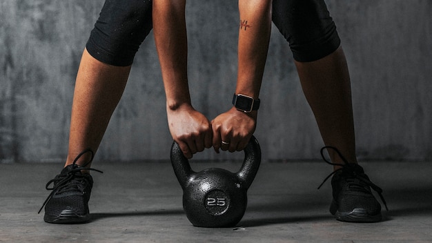 Photo sportive woman getting ready to lift a kettlebell