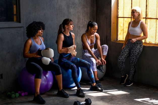 Photo sportive women talking in a gym