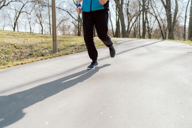 Sportkleding voor buitentraining hardloopschoenen landschap van openbaar park