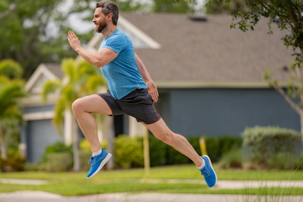 Sportloper man hardlopen fit mannelijke sport fitness model sprinten buiten aantrekkelijke man snel hardlopen