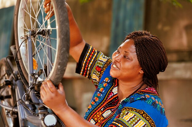 スポーツを愛する女性が自転車の車輪を固定している