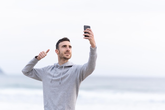 Sportman die een selfie buitenshuis maakt