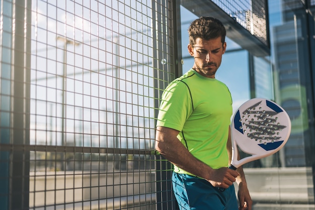 Sportman die van het spelen van padel rust