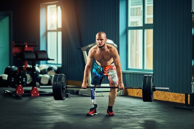 Sportman met prothese trainen in de sportschool