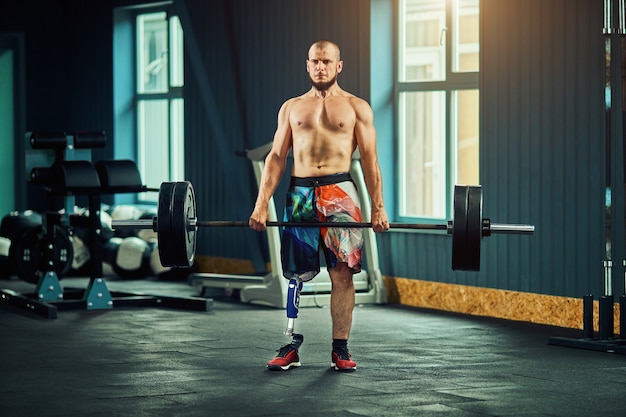 Sportman met prothese trainen in de sportschool