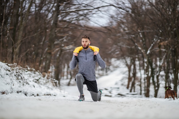 Sportman oefenen in de sneeuw