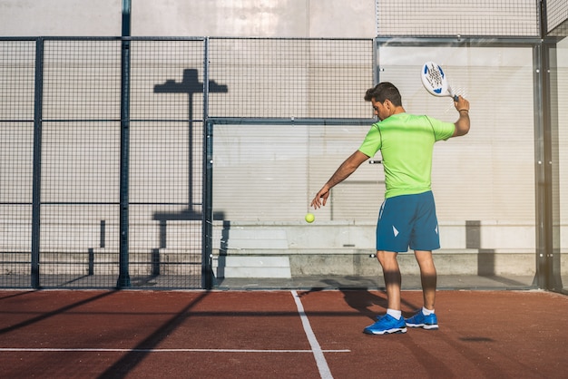 Sportman padelspel spelen