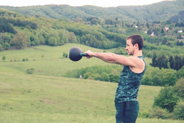 Foto sportman personal trainer fuori in montagna