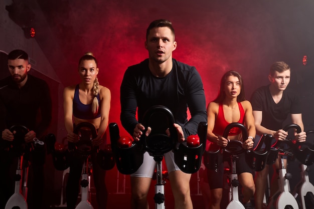 Sportman rijdt ijverig op een hometrainer in de sportschool, de man traint op een hometrainer