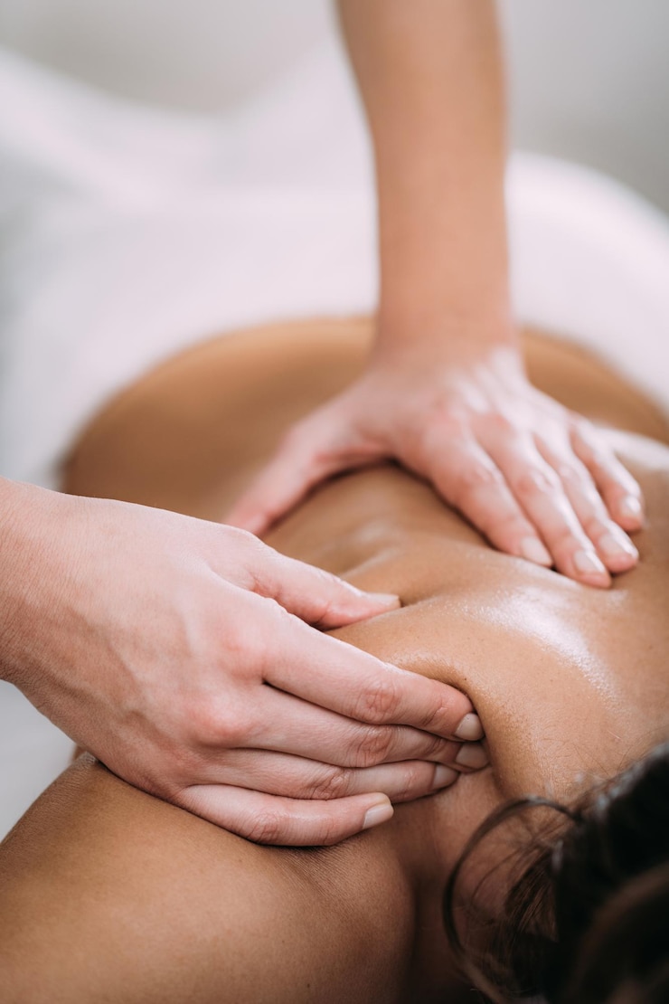 Foto sportmassage therapie van het schouderblad