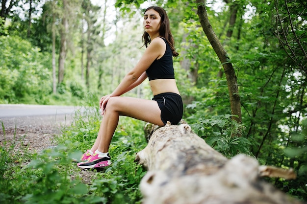 Sportmeisje bij sportkleding met rust in een groen park na training in de natuur Een gezonde levensstijl