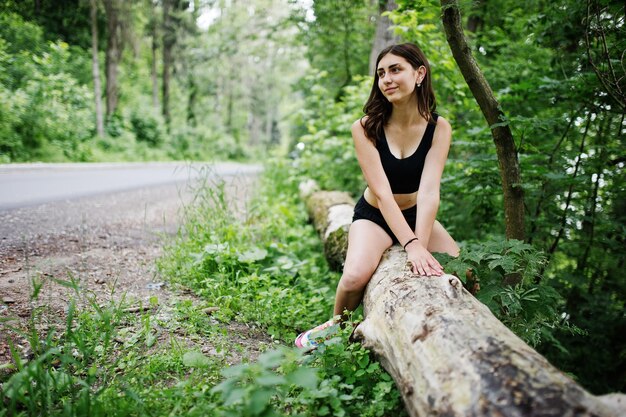 Sportmeisje bij sportkleding met rust in een groen park na training in de natuur Een gezonde levensstijl