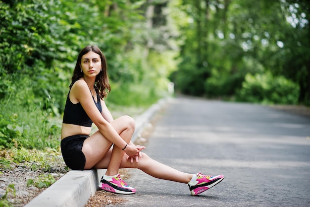 Sportmeisje bij sportkleding met rust in een groen park na training in de natuur een gezonde levensstijl