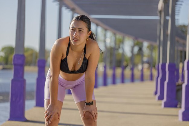 Sportmeisje moe en uitgeput ademt en koelt af na het rennen