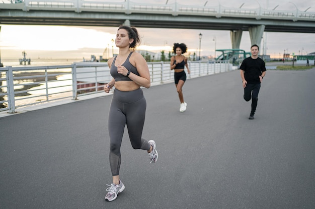 Sportmensen genieten van sporten in comfortabele kleding sneakers Vrienden fitness samen hardlopen