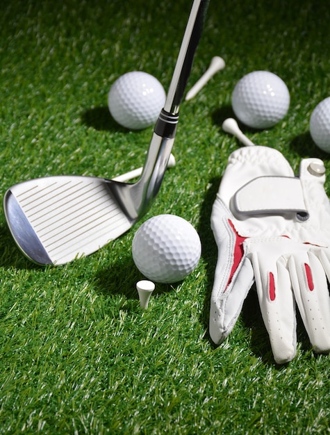 Sportobjecten gerelateerd aan golf zoals handschoenen, ballen etc.