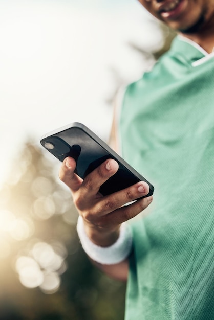 Foto sportoefening en hand van man met telefoon om stappen gezondheids- en fitnesstracker of workout-ondersteuningsapp te controleren tech cardio en zwarte loper beoordelen zijn marathontrainingsvoortgang op mobiele smartphone