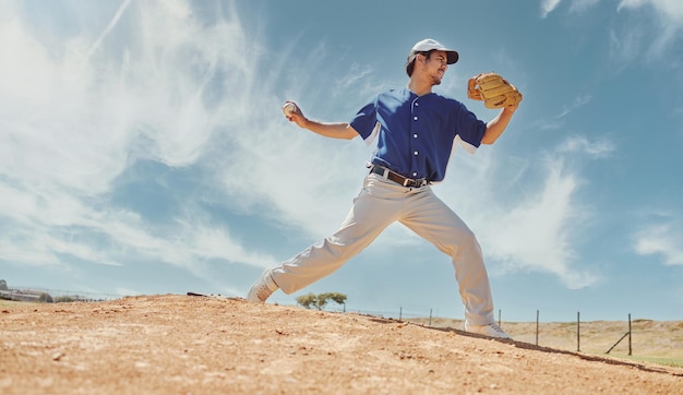 Спортивный бейсбол и качка с мужчиной на поле для тренировок, фитнеса и соревнований по играм Оздоровление и действия с бейсболистом и метание для тренировочного спортсмена и упражнений