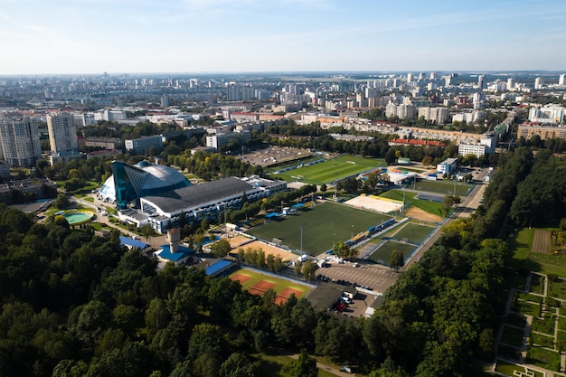 Спорткомплекс в центре Минска с открытыми стадионами для игр. Беларусь.