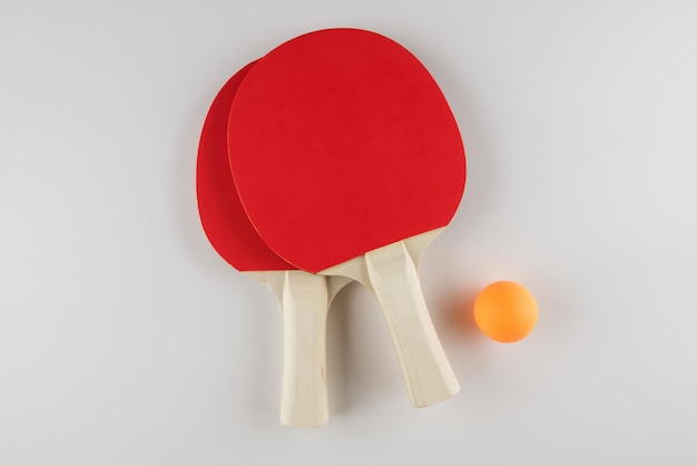 스포츠 컴포지션 탁구는 흰색 배경에서 플레이하기 위해 라켓과 공을 닫습니다.