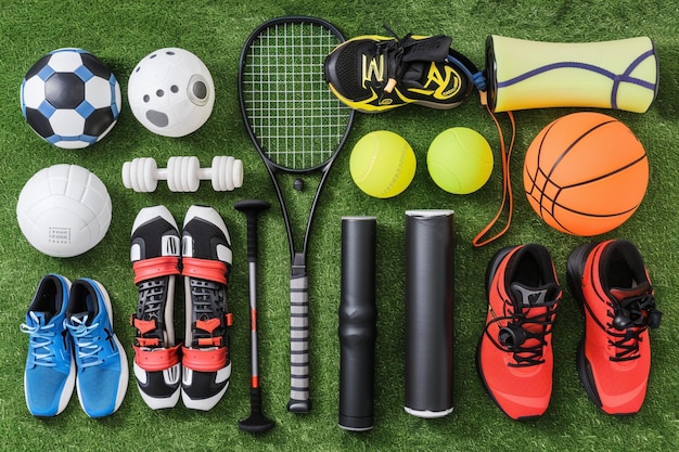 Photo sports equipment on green grass