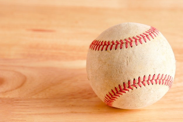 Foto vecchio baseball dell'attrezzatura sportiva su fondo di legno