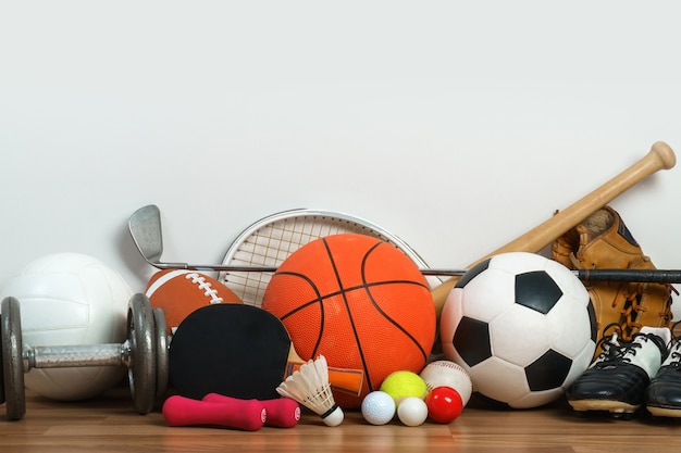 Photo sports equipment on wooden background