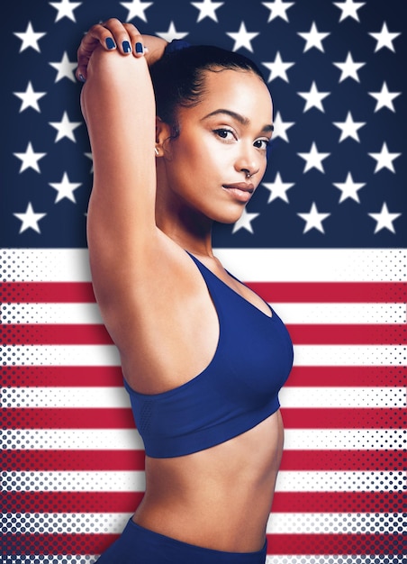 スポーツフィットネスと国際競争のためのアメリカ国旗の背景を持つ黒人女性のポートレート自信の誇りと運動競技会でのトレーニングやマラソンレースのためにストレッチする女性ランナー