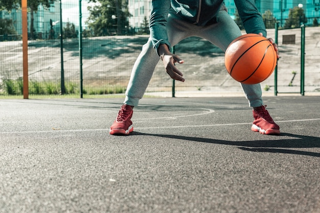 Gioco di sport. primo piano di una palla da basket arancione utilizzata per l'allenamento di basket