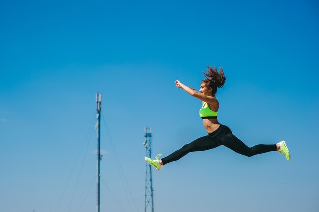 Ragazza sportiva contro il cielo