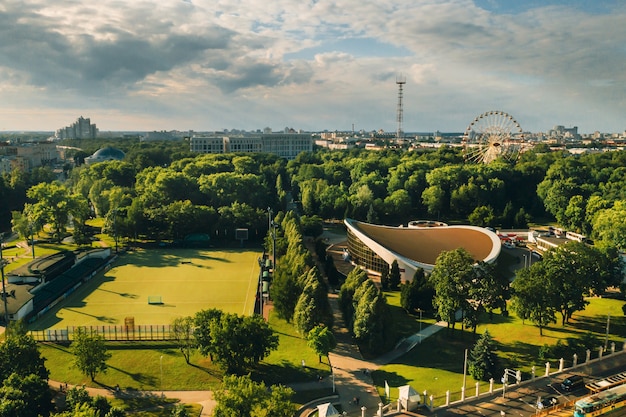 ミンスクの市のゴーキーパークにあるスポーツグラウンドとスポーツコンプレックス。ミンスクの市にあるサッカー場とホッケーコンプレックス。ベラルーシ。