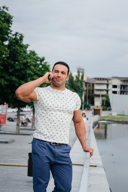 Photo sports guy stands and talks on the phone. lifestyle