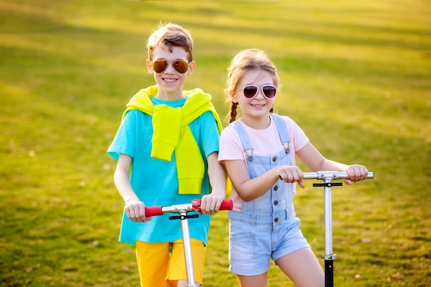 春の公園でスクーターでスポーツの子供たち