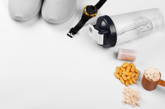 写真 木製の背景にスポーツ栄養タンパク質とビタミン