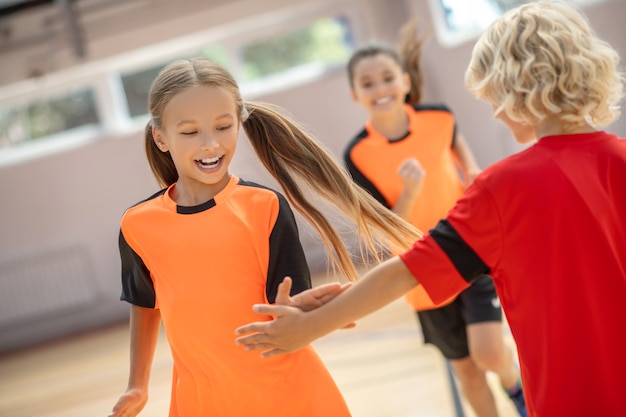스포츠 시간. 밝은 운동복을 입은 아이들은 체육관에서 기분이 좋습니다.