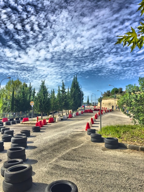 Foto tracce sportive contro un cielo nuvoloso