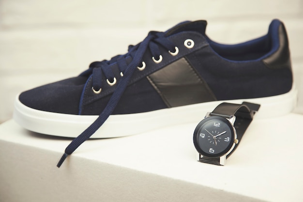 Sportschoenen en horloge