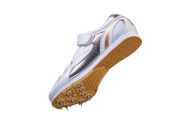 Sportschoenen op een witte achtergrond Witte sneaker met spikes Leren hardloopschoenen