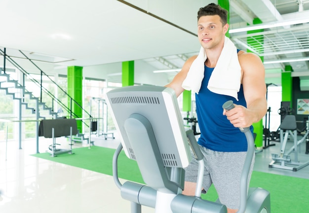 Foto lo sportivo nell'attrezzo cardio