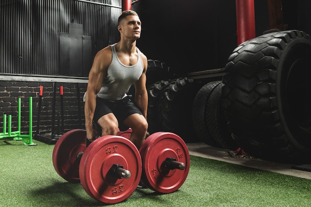 Photo sportsman doing farmer's walk exercise during his cross training workout