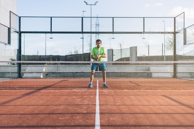 Sportivo che gioca il gioco del padel