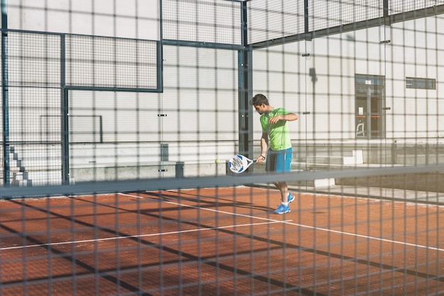 Sportivo che gioca il gioco del padel